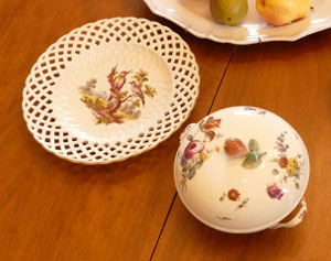 Porzellanplatte und Deckelschüssel aus Frankenthaler Porzellan
