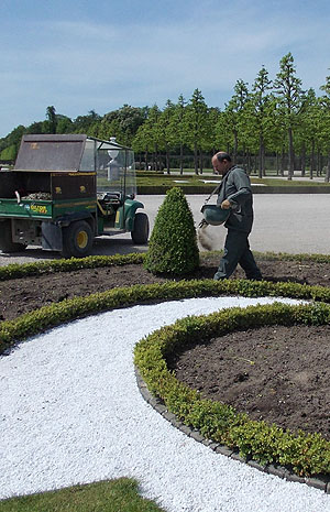 Vorbereitungen für den Sommerflor im Kreisparterre. Foto: Gerhard Raab/ssg