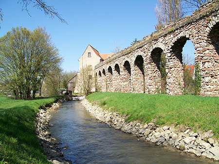 Schwetzingen, Ansicht des Unteren Wasserwerks von Süden mit dem "römischen Aquädukt"