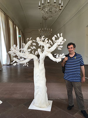 Baum als Teil einer Hochzeitsdekoration, daneben der Künstler Joan Sallas