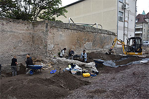 Aktuelle Ausgrabung an der südlichen Grenzmauer des Judenhofs in Speyer | Bild: GDKE