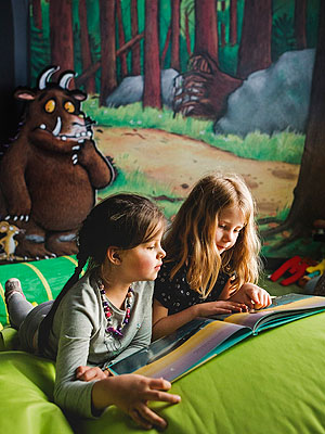 Im Raum, der sich dem Grüffelo widmet, können die Kinder in einer Leseecke zur Ruhe kommen