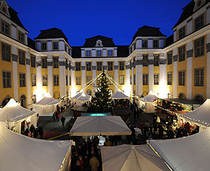 Weihnachtsmarkt im Hof des Neuen Schlosses in Tettnang. Foto: Timo Kreither, Stadtmarketing Tettnang / SSG