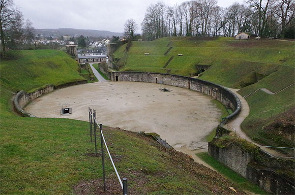 Die in den 1930er Jahren rekonstruierten Zuschauerränge des Amphitheaters Trier