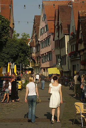 Altstadtgasse in Tübingen, belebt