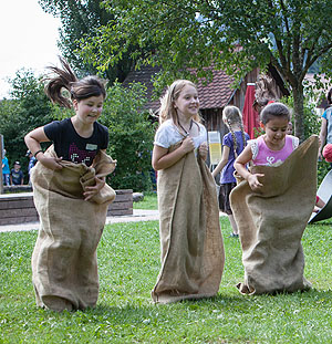 Alte Kinderspiele: Beim Höhepunkt des Sommerferienprogramms, dem Sommer- und Willkommensfest am 26. August, können die Kinder unter anderem alte Kinderspiele ausprobieren.