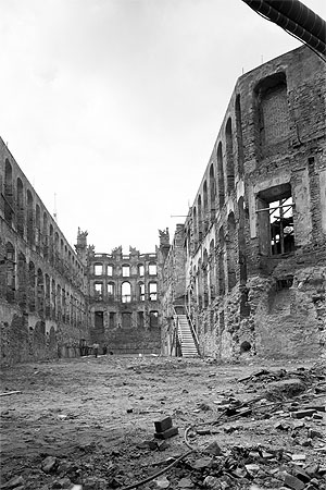 Schlossruine, 1944 völlig ausgebrannte Schlossanlage, nach dem 2. Weltkrieg 