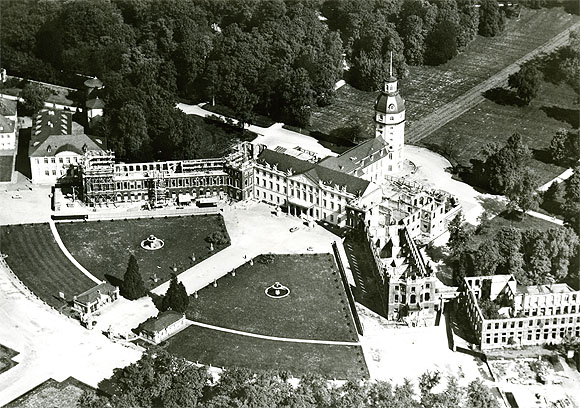 Luftaufnahme Schlossanlage, Wiederaufbau, nach dem 2. Weltkrieg © Badisches Landesmuseum