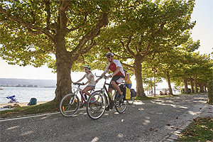 Radfahren im Umland von Radolfzell - die drittgrößte Stadt der Seeregion macht Naturfans und Genießer glücklich. Foto: Kühnle+Knödler, Tourismus- und Stadtmarketing Radolfzell GmbH