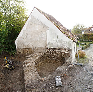 Mauerreste der Liebfrauenkapelle östlich der „Kapelle zur schmerzhaften Muttergottes“ auf dem Marienplatz (Quelle: LAD im RPS)