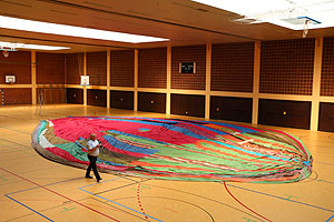 Fluchtballon ausgebreitet - Am 16.09.1979 gelang zwei Familien ihre spektakuläre Flucht aus der DDR nach Oberfranken in einem selbst gebauten Heißluftballon. Die Ballonhülle hat eine Textilfläche von rund 1.300m². © Haus der Bayerischen Geschichte | Foto: Dr. Wolfgang Reinicke