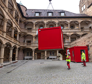 Aufbau der Container im Hof des Stuttgarter Alten Schlosses. Foto: © Hendrik Zwietasch, Landesmuseum Württemberg