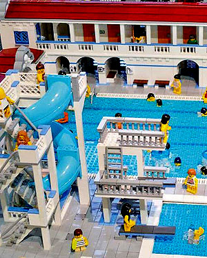 Ausschnitt aus der aktuellen Lego-Ausstellung "Im Schwimmbad". Foto: Joachim Moll/SSG