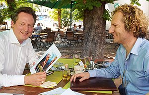 Dr. Eckart von Hirschhausen und Dr. Alexander Schubert besprechen Details der musealen Zusammenarbeit. Foto: Historisches Museum der Pfalz Speyer.