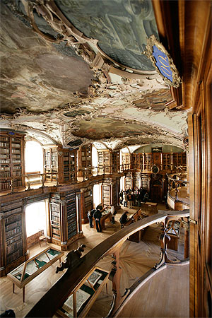 Einblicke in den barocken Bibliothekssaal des Stifts St. Gallen. Beide Fotos © Stiftsbibliothek St. Gallen