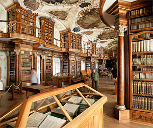 Einblicke in den barocken Bibliothekssaal des Stifts St. Gallen. Beide Fotos © Stiftsbibliothek St. Gallen