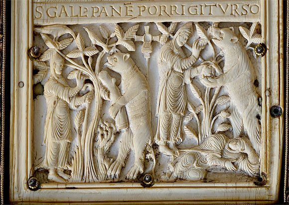 Das älteste Gallus-Bild, um 895, Rückseite des Prachteinbandes des Evangelium Longum. Das Detail zeigt die Legende von Gallus und dem Bären. (© Stiftsbibliothek St.Gallen)