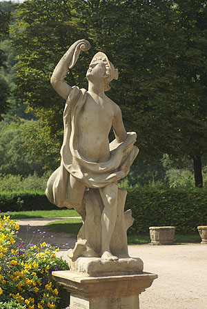 Im Schlossgarten Weikersheim: Figur vor Bäumen