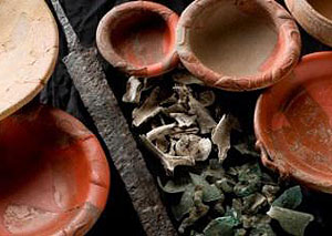 Brandgrab eines Soldaten mit Beigaben, darunter sein Gladius (Kurzschwert) aus Lommis. Foto: AATG, D. Steiner.