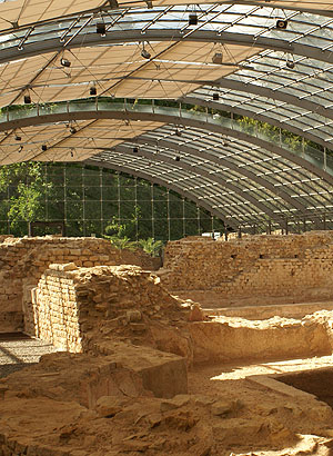 Römische Badruine Badenweiler mit Schutzdach.