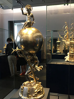 Globuspokal mit Christophorus, der die Himmelskugel trägt. Goldschmiedearbeit Elias Lenker, Augsburg, um 1626 - 1629. Der Globuspokal ist zu öffnen und als Trinkgefäß zu nutzen. Auf dem Himmelsglobus ist der 1618 beobachtete Komet dargestellt.