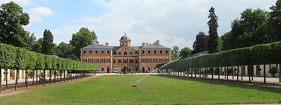 Schloss Favorite: Ansicht vom Ehrenhof