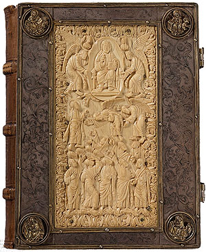 Buchdeckel mit Himmelfahrt Christi. Metz, 3. Viertel 9. Jh. / Oberrhein, Ende 15. Jh. Elfenbein/Silber. Museum im Benediktinerstift St. Paul in Kärnten. Foto: Eb. Ordinatiat Freiburg, Aufnahme Michael Eckmann