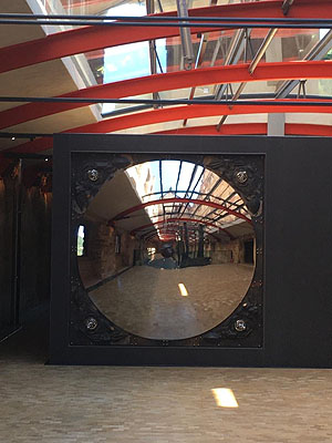 Spiegelung. Installation im Gläsernen Saalbau.