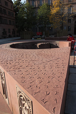 Monument der Bauhütte auf der Place du Château neben dem Straßburger Münster mit der Darstellung der am Mü+nsterf vorkommenden Steinmetzzeichen