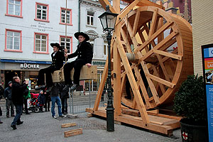 Nachbau eines mittelalterlichen Tretrads vor dem Augustinermuseum Freiburg. Gebaut und vorgeführt zur Ausstellung "Baustelle Gotik" 2013