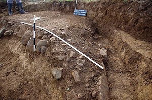 Freigelegte Reste der Steinpackung und Randbefestigung des Straßenkörpers (Quelle: Stefan Pikart)
