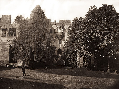 Schlosshof mit Herrentafelstubenbau und Ruprechtsbau. 1895. Bild: Vermögen und Bau BW /SSG