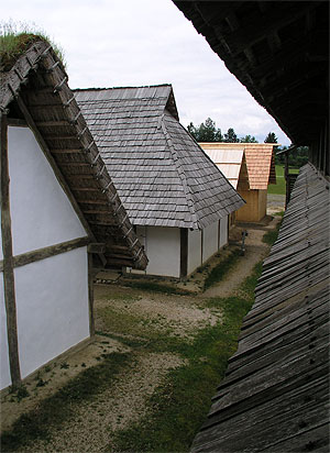 Heuneburg - Stadt Pyrene: Wehrgang auf der Nauer und rekonstruierte Häuser der Siedlung