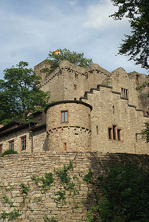 Burg Hohenbaden - Blick vom Plateau vor der Mauer zum Bergfried