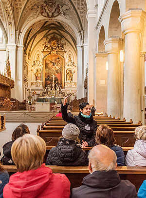 Kompetente Führungen machen den Besuch der Kirchen am Bodensee zum Erlebnis. Hier: Im Konstanzer Münster Bildnachweis: Dagmar Schwelle