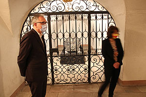 Mannheims OB Dr. Kurz und Staatssekretärin Gisela Splett vor dem Sarkophag der Violöante von Thurn und Taxis in der Gruft