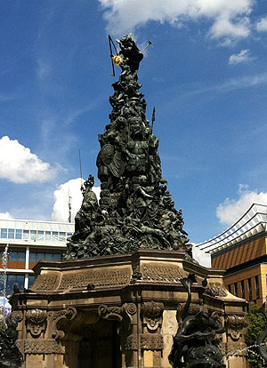 Bronzepyramide von Gabriel Grupello, um 1710 "Fama verkündet den Ruhm des Kurfürsten". Mannheim, Paradeplatz