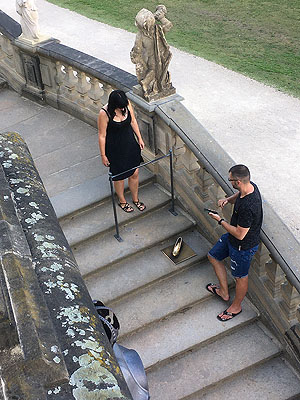 Aschenbrödels Schuh als beliebtes Fotomotiv auf der Freitreppe vor Schloss Moritzburg