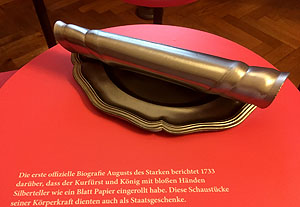 Angeblich von August dem Starken mit eigener Hand zusammengerollter Silberteller