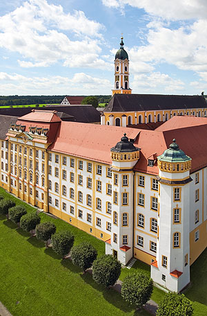 Kloster Ochsenhausen, Front des Klosterkomplexes. Luftbild: Achim Mende /SSG