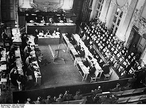 Kriegsverbrecherprozess im Ahnensaal des Rastatter Schlosses. Bild: Bundesarchiv Bild 183 V02830