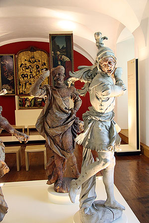 Klostermuseum Salem: Schnitzfiguren von Feuchtmayer, dahinter der Altar mit der Himmelfahrt Marias.