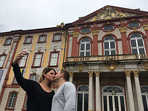 Selfie-Pärchen vor Schloss Bruchsal. Foto: Jung/SSG