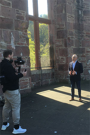 Bei den Filmaufnahmen: SSG-Geschäftsführer Michael Hörrmann und Konservatpris Dr. Uta Coburger auf dem Dicken Turm (links) und im Friedrichsbau (unten
