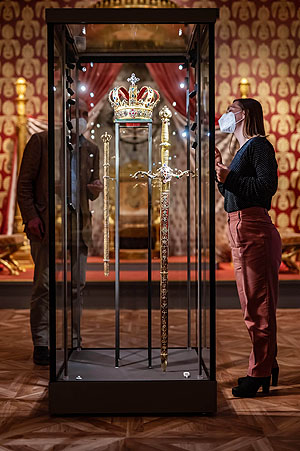 Die Kroninsignien der badischen Großherzöge: Krone, Szepter und Zeremonialschwert. © Badisches Landesmuseum, Foto: ARTIS – Uli Deck