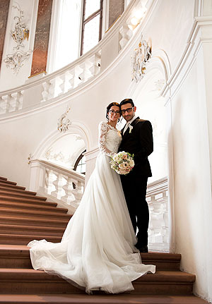 Brautpaar auf der Treppe. Foto moniq photography Monika Nagy