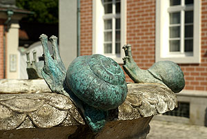 Bruchsal: Amalienbrunnen vor dem Amtsgericht, Schnecken am Beckenrand. Foto: kulturer.be