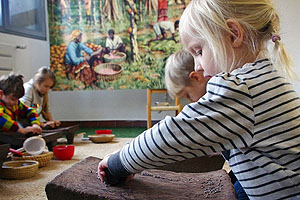 Ausstellung "Kakao und Schokolade". Kinderworkshop: Kakaobohnen reiben. Foto: Annika Hepp