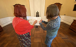 Besucherinnen mit Orientierungsplan. Foto: Schlossverwaltung /SSG
