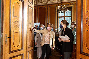 Ministerin Nicole Razavi MdL (links) besichtigt das Schloss Montfort in Langenargen von innen.